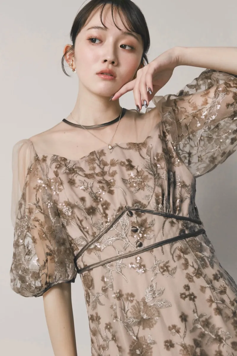 ベージュのフラワーエンブロイダリーパフスリーブドレス