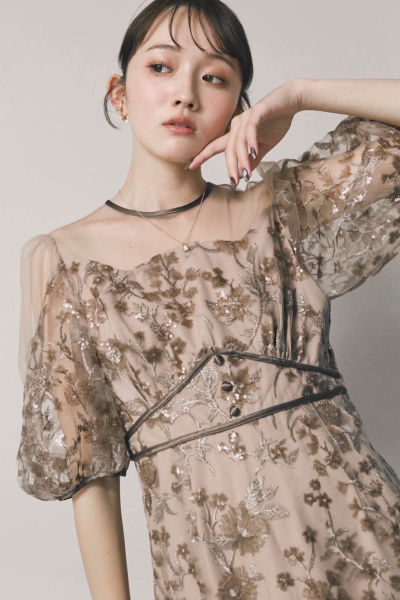 ベージュのフラワーエンブロイダリーパフスリーブドレス