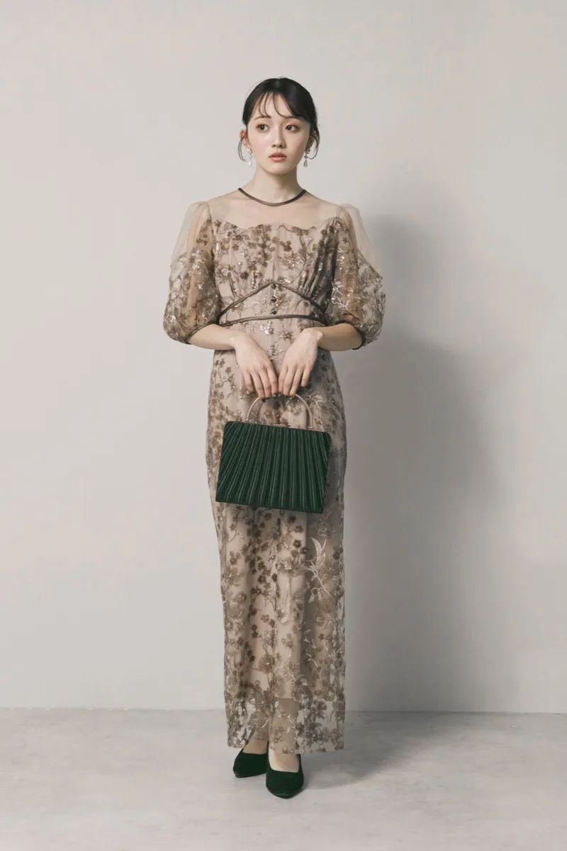 ベージュのフラワーエンブロイダリーパフスリーブドレス