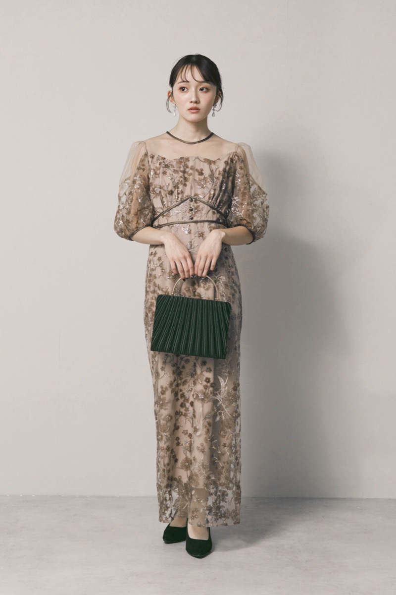 ベージュのフラワーエンブロイダリーパフスリーブドレス