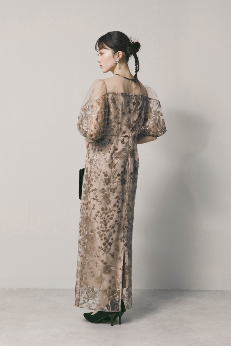 ベージュのフラワーエンブロイダリーパフスリーブドレス