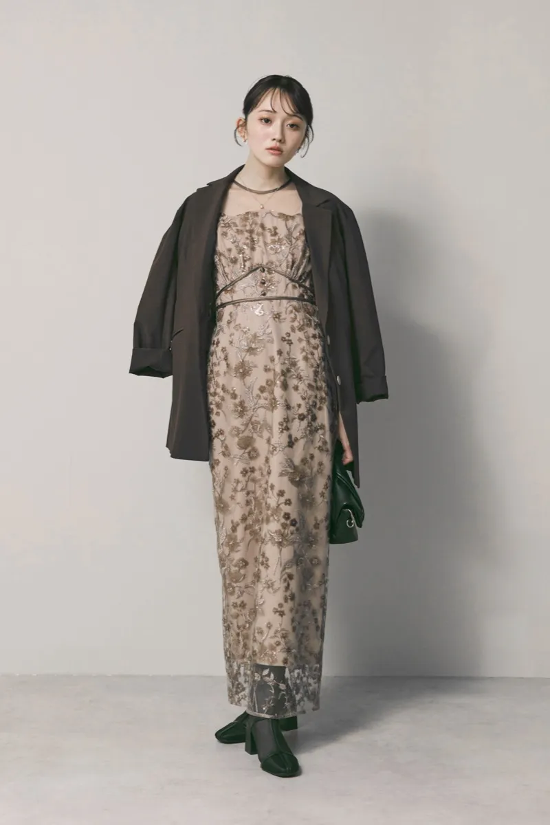 ベージュのフラワーエンブロイダリーパフスリーブドレス