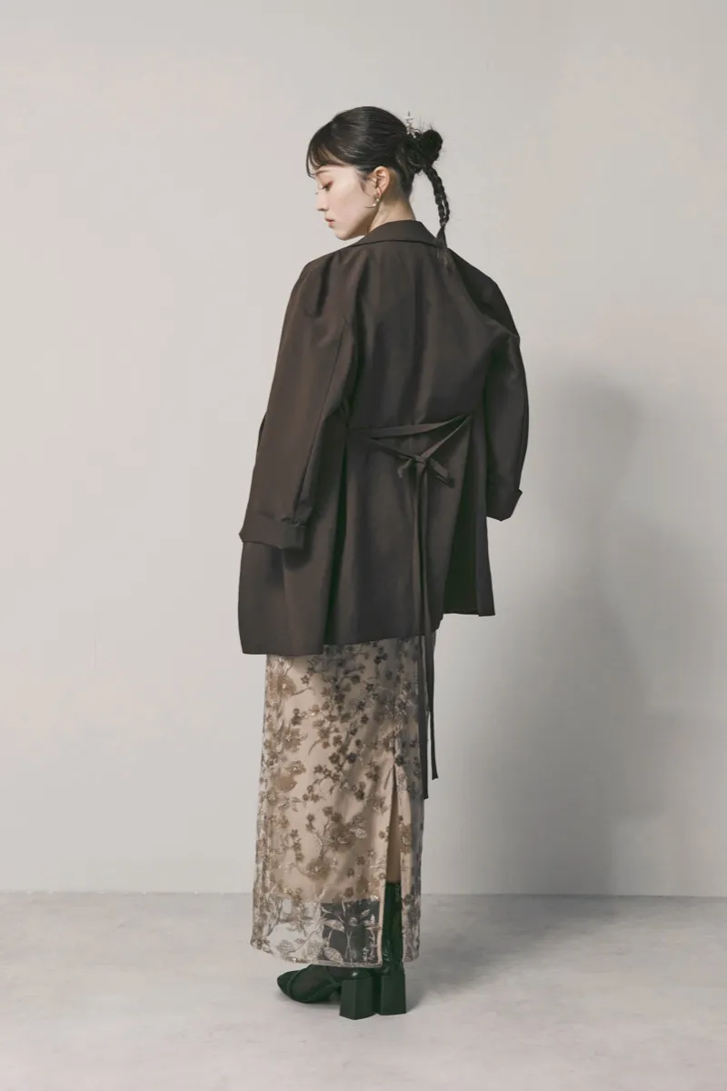 ベージュのフラワーエンブロイダリーパフスリーブドレス