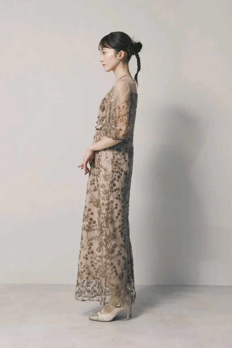 ベージュのフラワーエンブロイダリーパフスリーブドレス