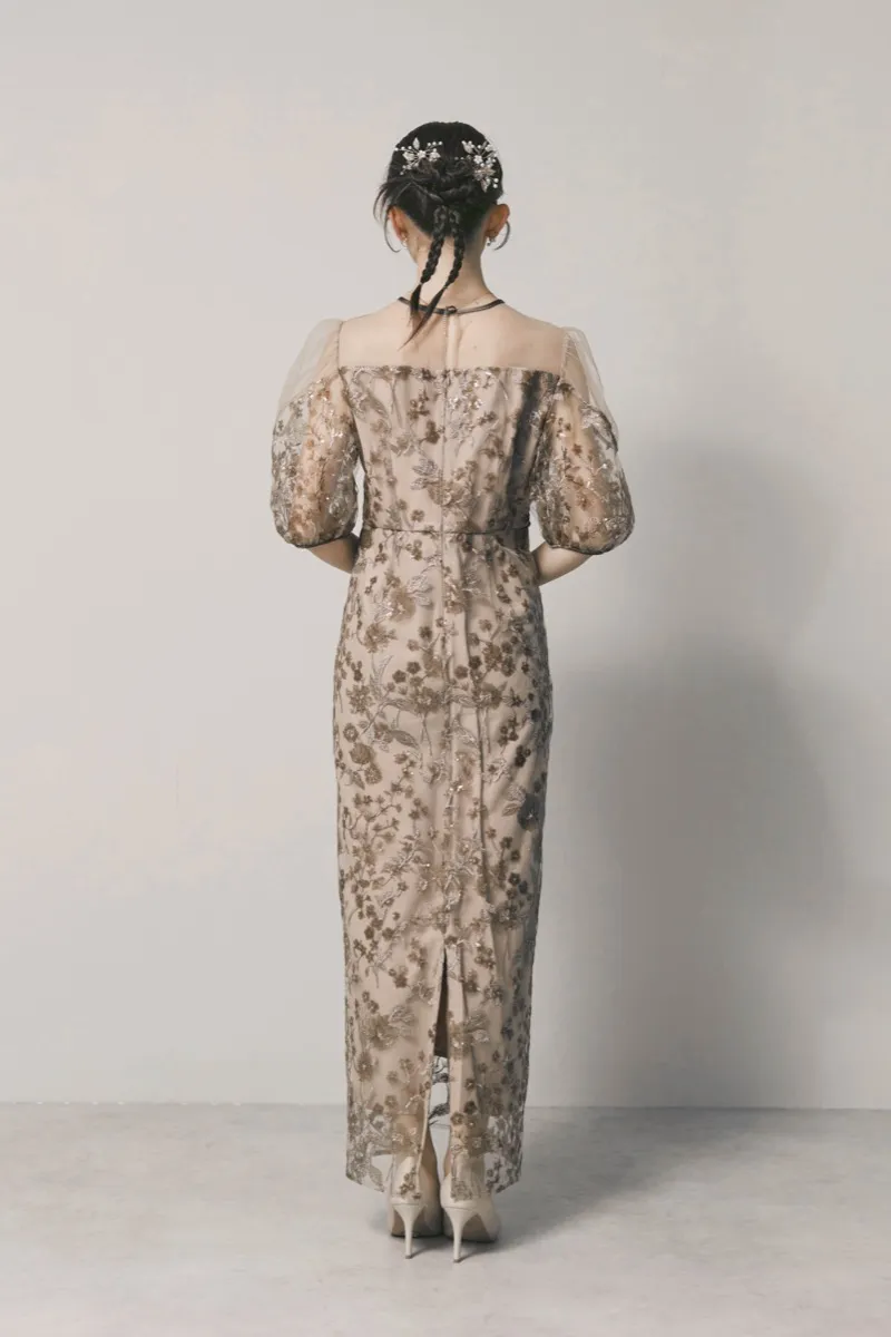 ベージュのフラワーエンブロイダリーパフスリーブドレス