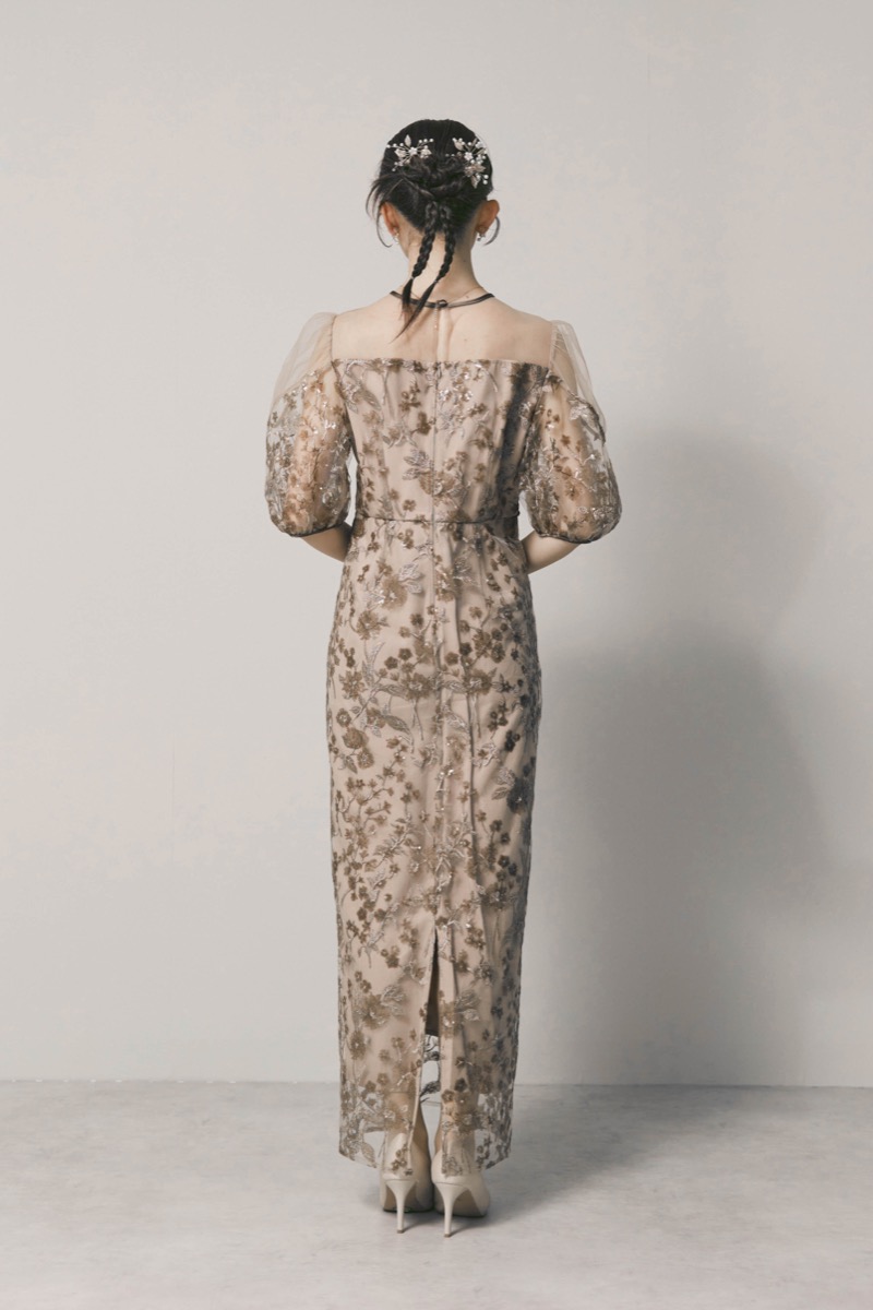 ベージュのフラワーエンブロイダリーパフスリーブドレス