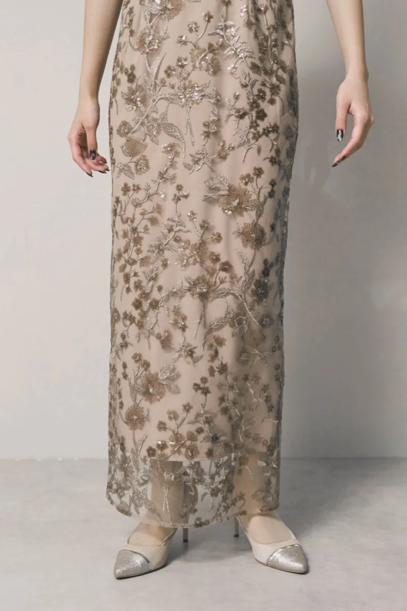 ベージュのフラワーエンブロイダリーパフスリーブドレス