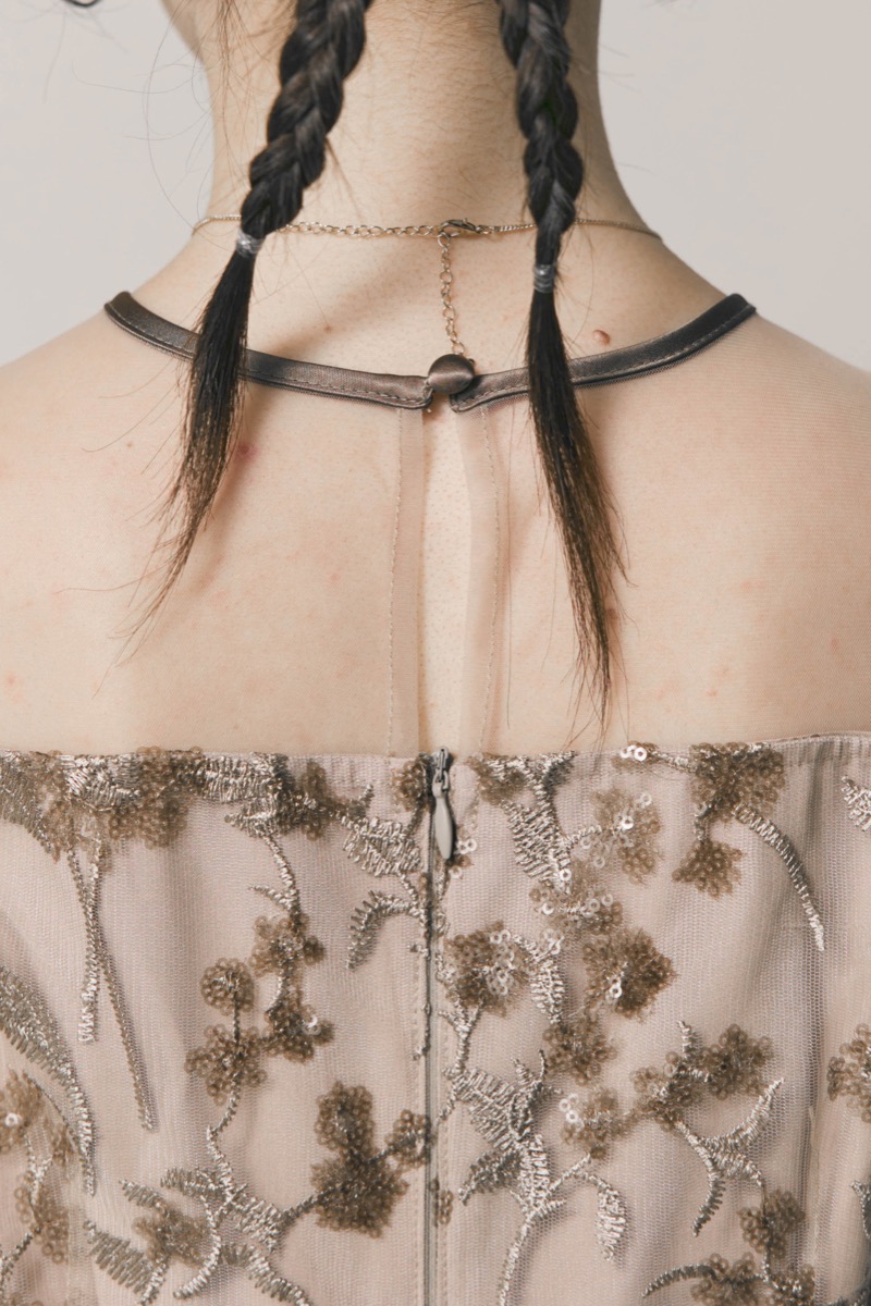 ベージュのフラワーエンブロイダリーパフスリーブドレス