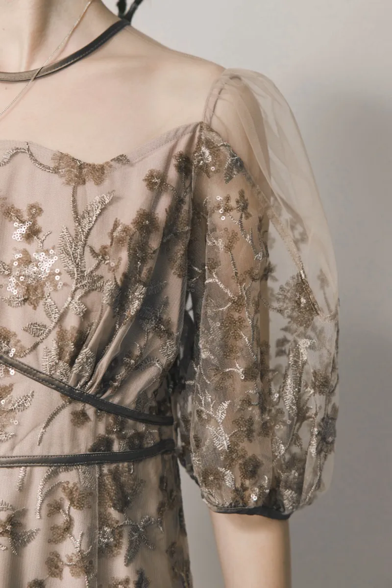 ベージュのフラワーエンブロイダリーパフスリーブドレス
