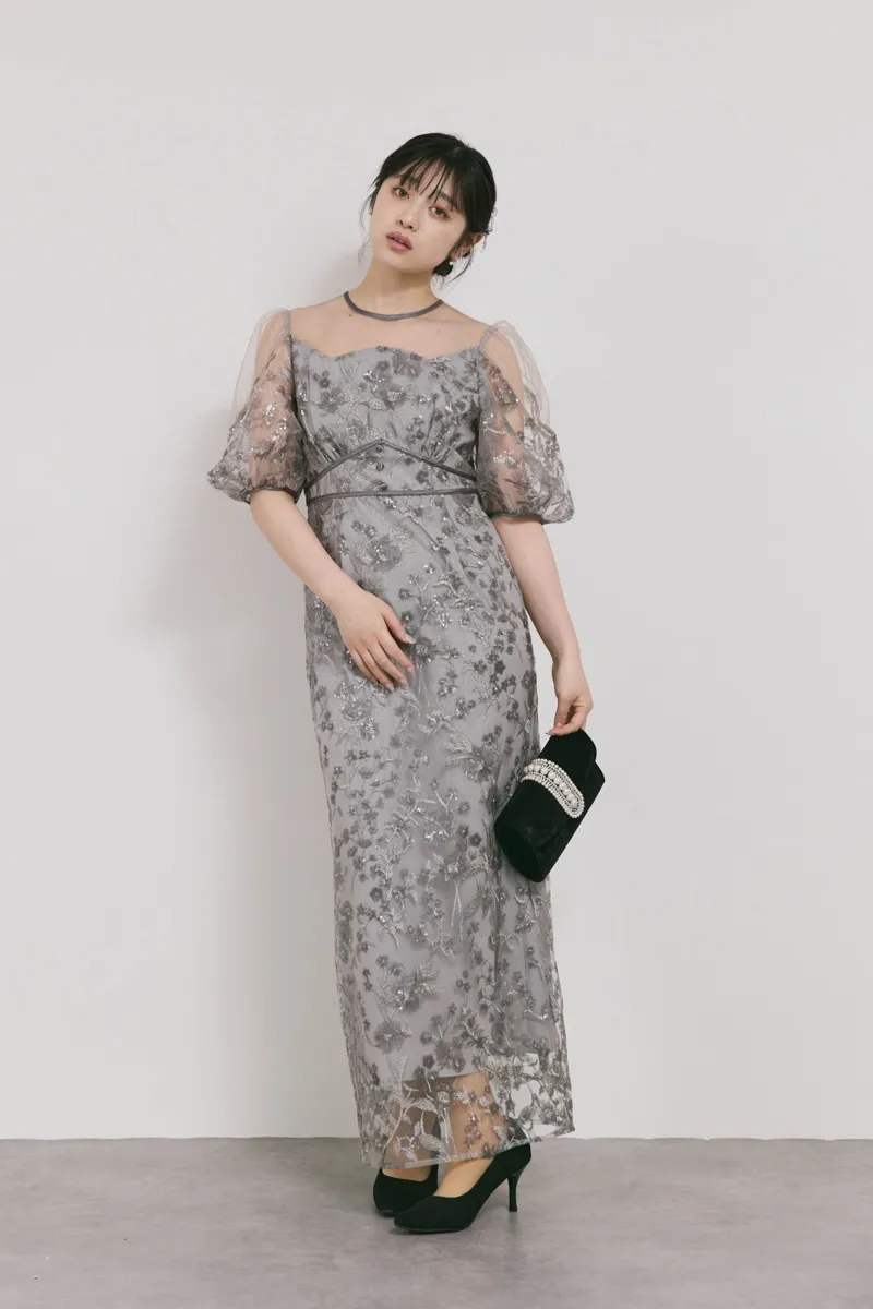 グレーのフラワーエンブロイダリーパフスリーブドレス