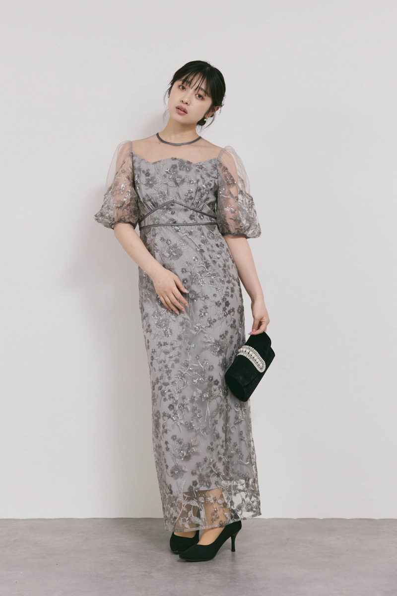 グレーのフラワーエンブロイダリーパフスリーブドレス