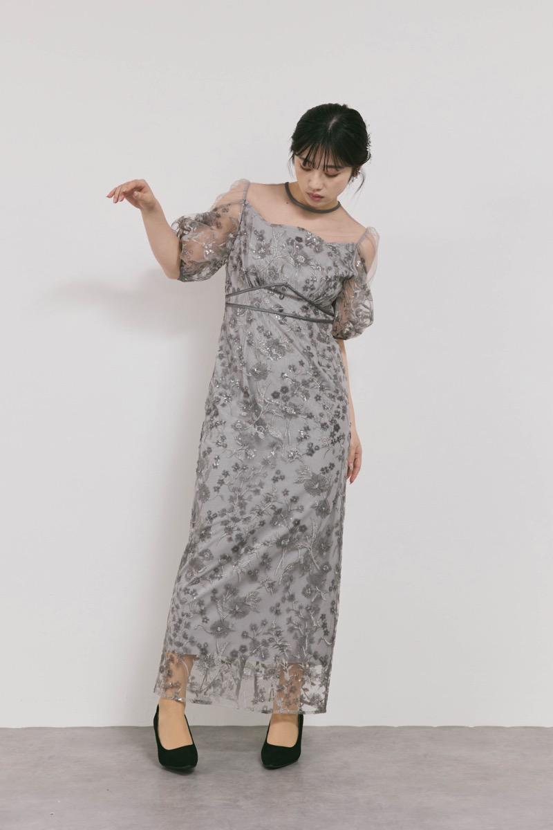 グレーのフラワーエンブロイダリーパフスリーブドレス