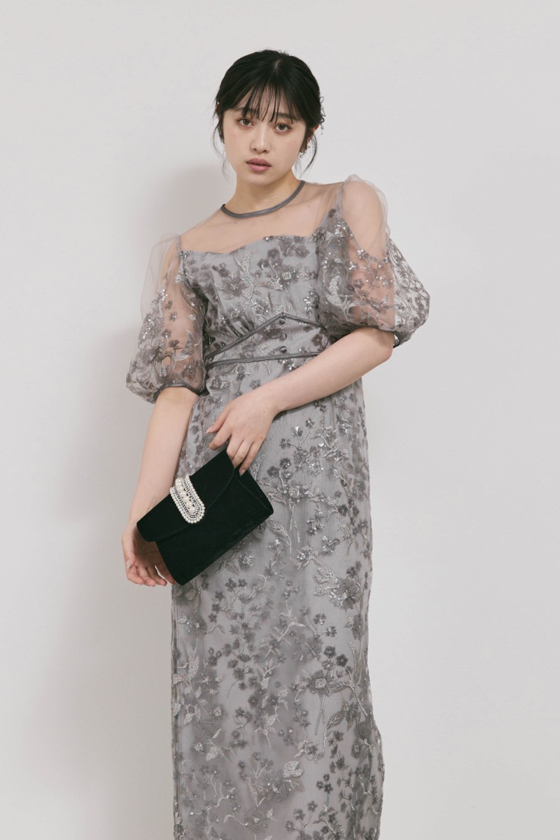 グレーのフラワーエンブロイダリーパフスリーブドレス