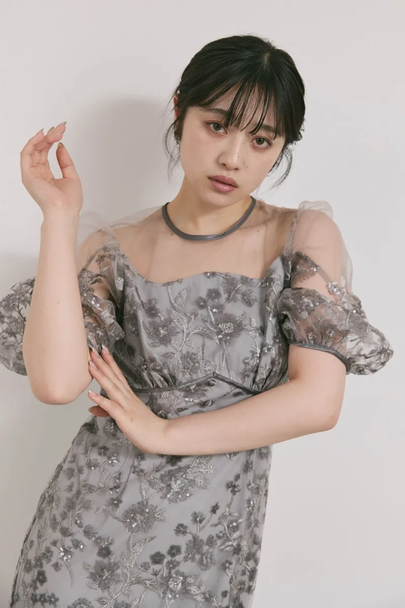 グレーのフラワーエンブロイダリーパフスリーブドレス
