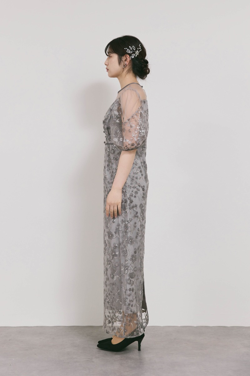 グレーのフラワーエンブロイダリーパフスリーブドレス