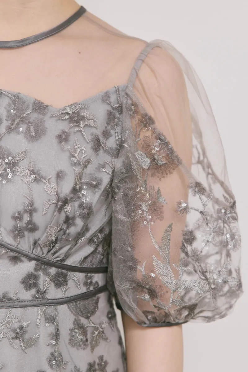 グレーのフラワーエンブロイダリーパフスリーブドレス