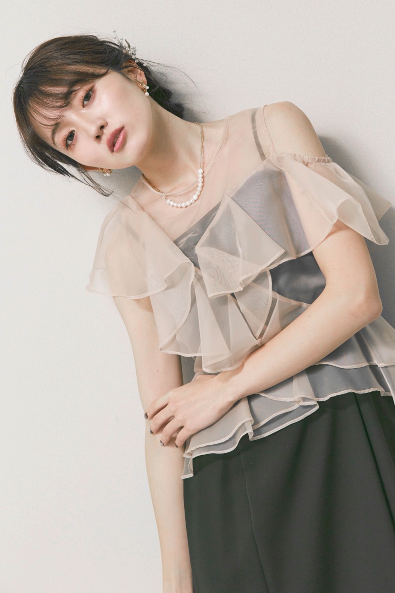 ブラック×アイボリーのラッフルブラウスセットドレス