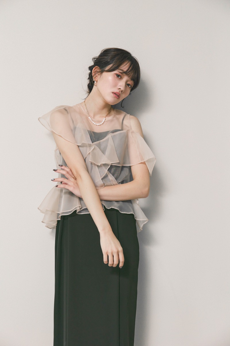 ブラック×アイボリーのラッフルブラウスセットドレス