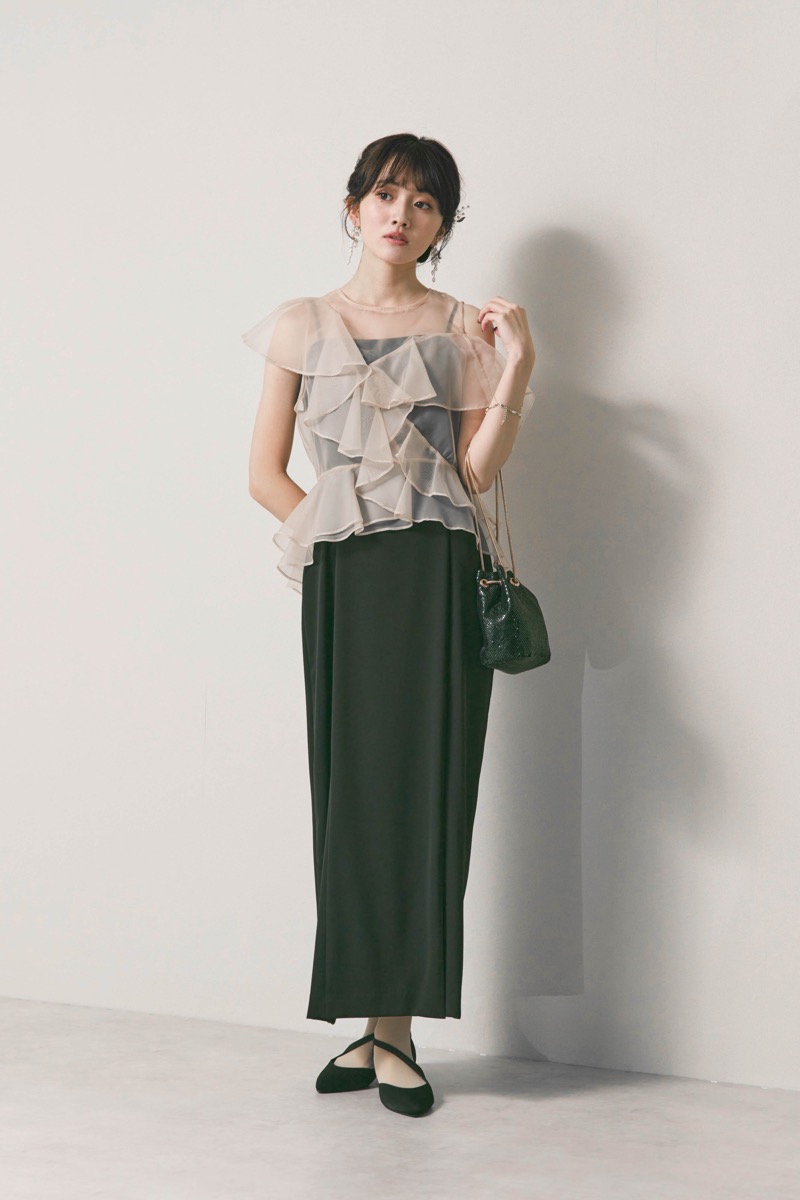 ブラック×アイボリーのラッフルブラウスセットドレス