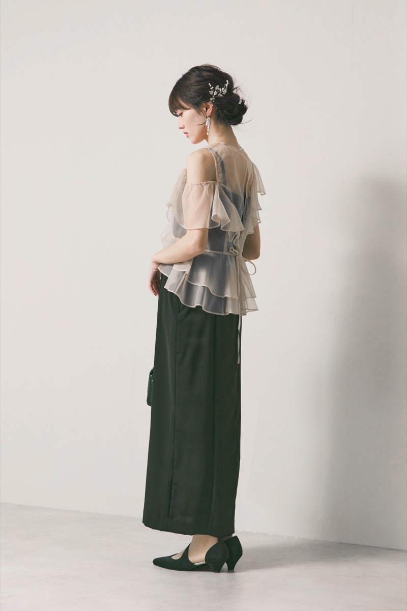 ブラック×アイボリーのラッフルブラウスセットドレス