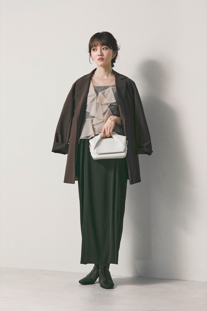 ブラック×アイボリーのラッフルブラウスセットドレス