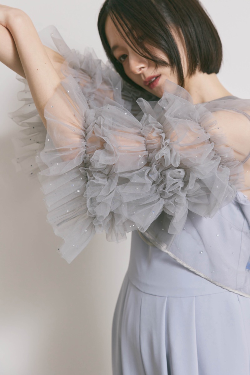 サックスブルーのラッフルトップスパンツドレスドレス