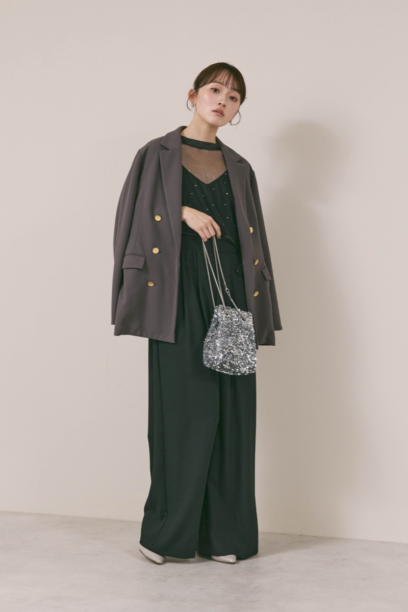 ブラックのラッフルトップスパンツドレス