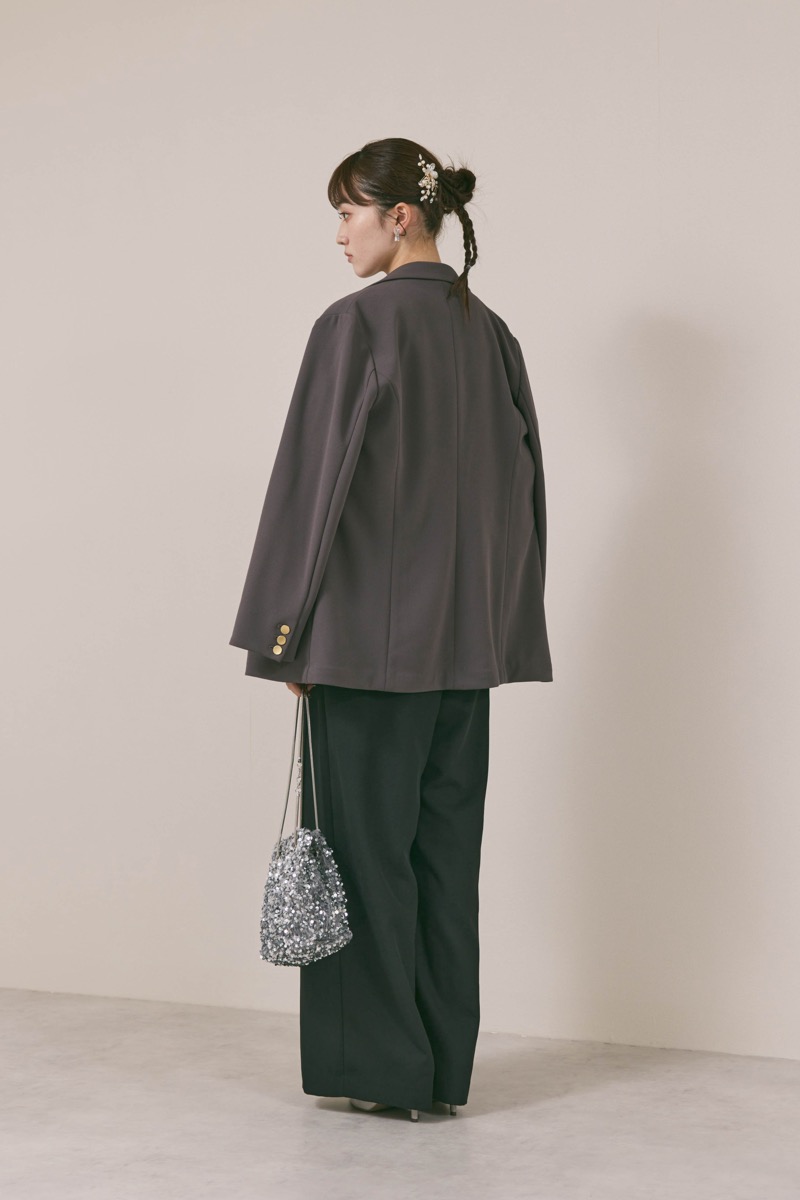 ブラックのラッフルトップスパンツドレス