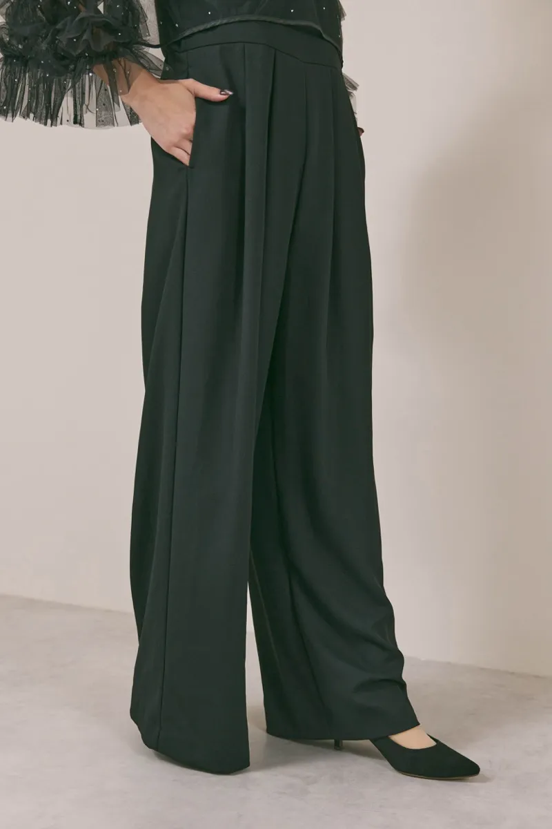 ブラックのラッフルトップスパンツドレス