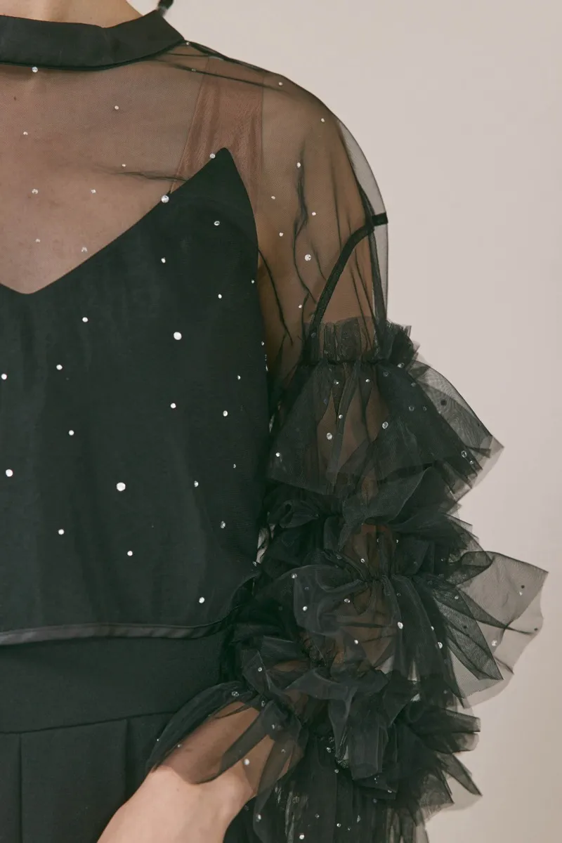 ブラックのラッフルトップスパンツドレス