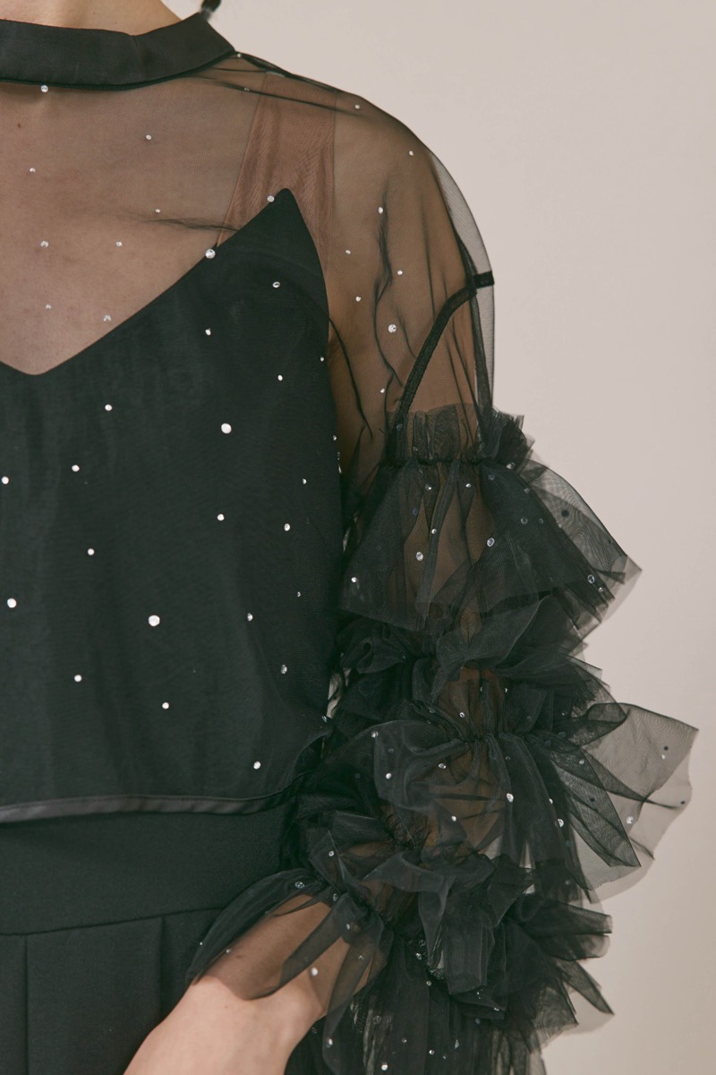 ブラックのラッフルトップスパンツドレス