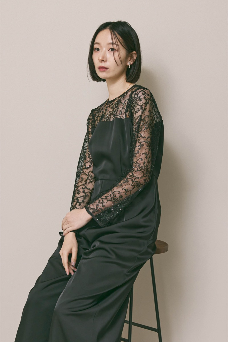 ブラックのシークエンブロイダリーパンツドレス