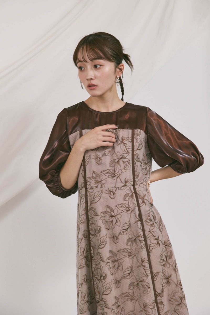 ブラウンのパイピングレース切替ドレス