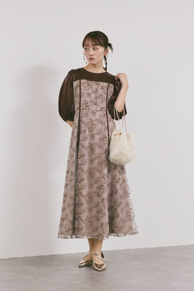 ブラウンのパイピングレース切替ドレス