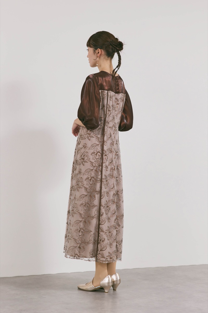 ブラウンのパイピングレース切替ドレス