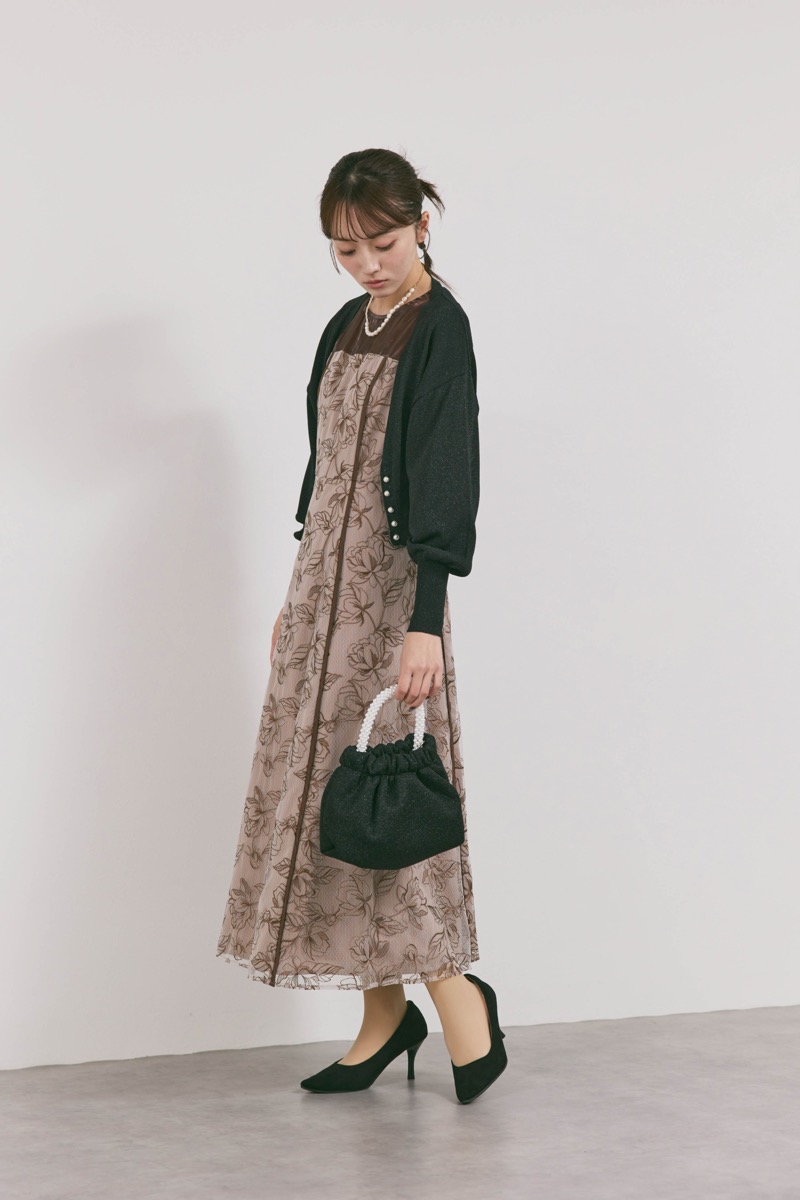 ブラウンのパイピングレース切替ドレス