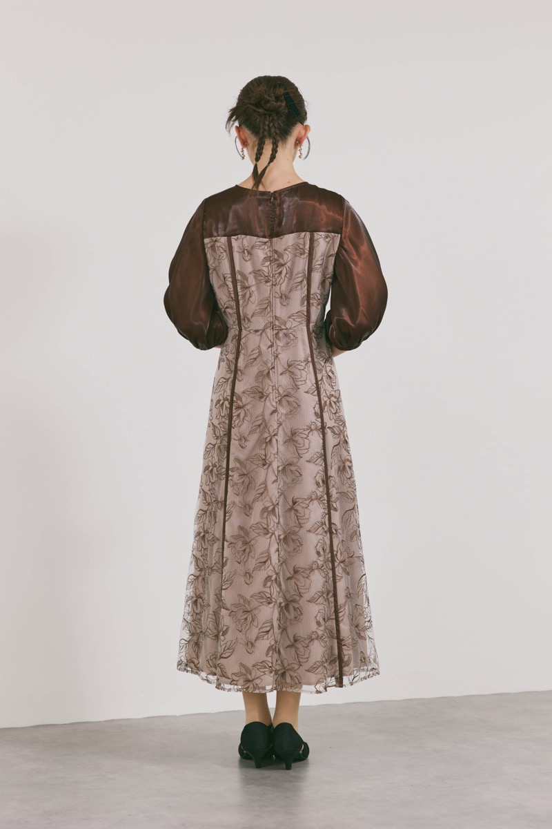 ブラウンのパイピングレース切替ドレス