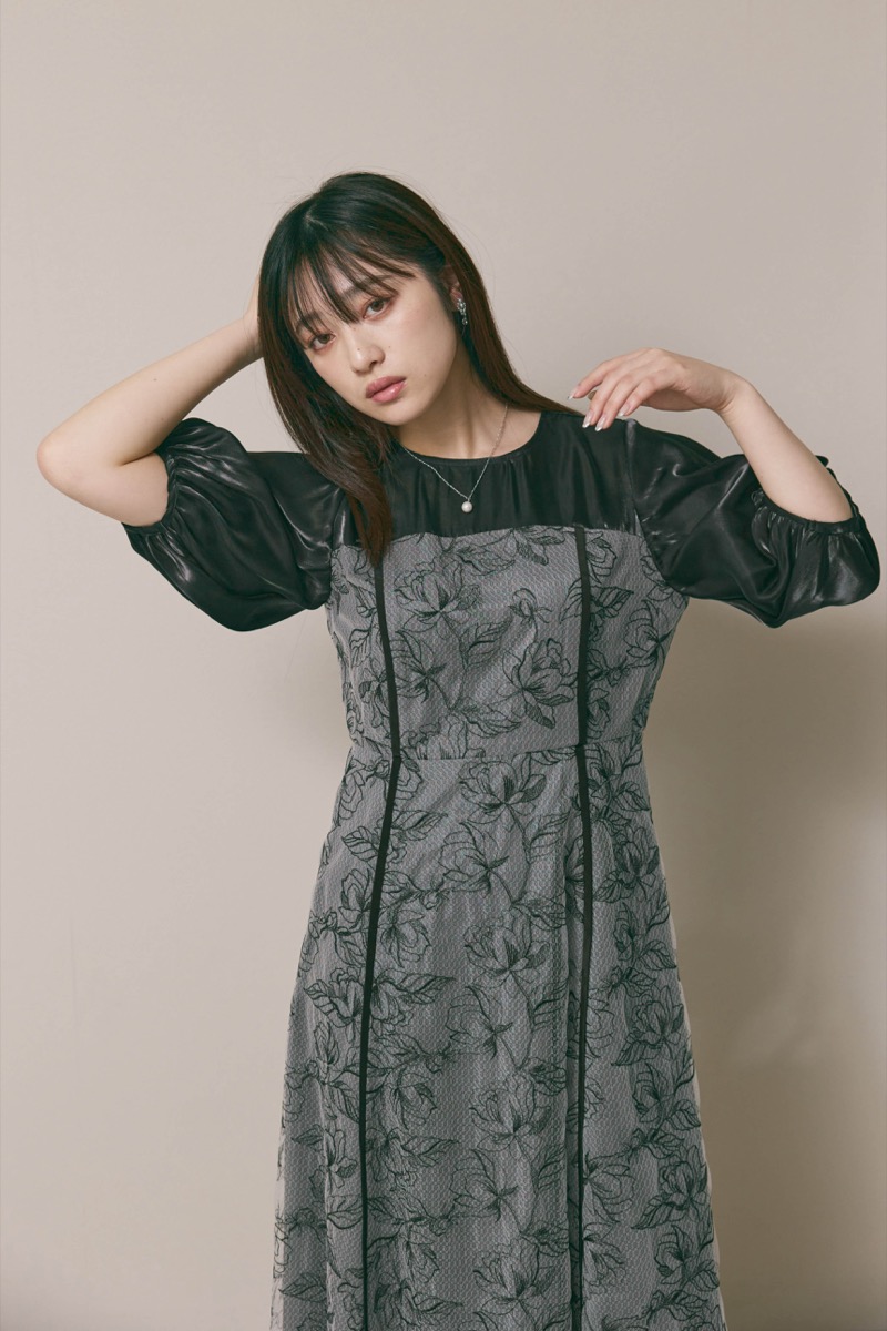 ブラックのパイピングレース切替ドレス