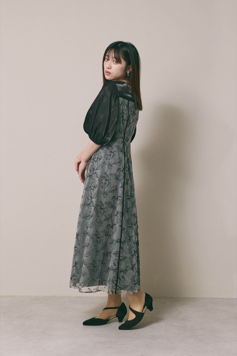 ブラックのパイピングレース切替ドレス