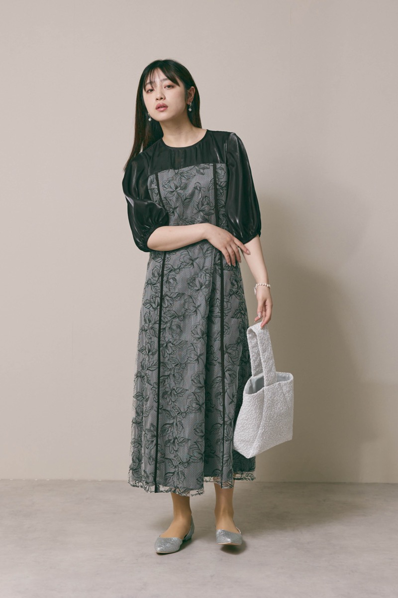 ブラックのパイピングレース切替ドレス