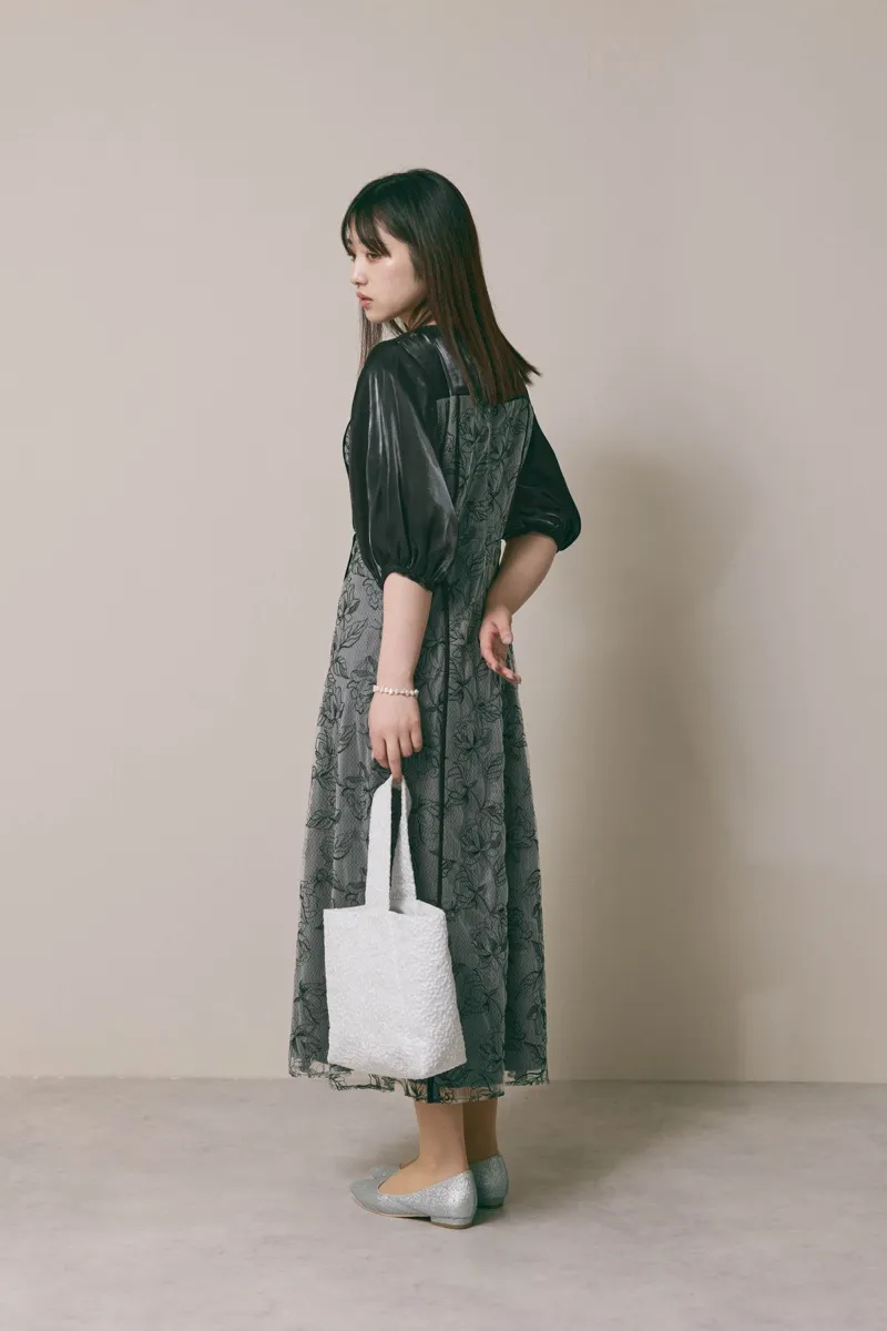 ブラックのパイピングレース切替ドレス