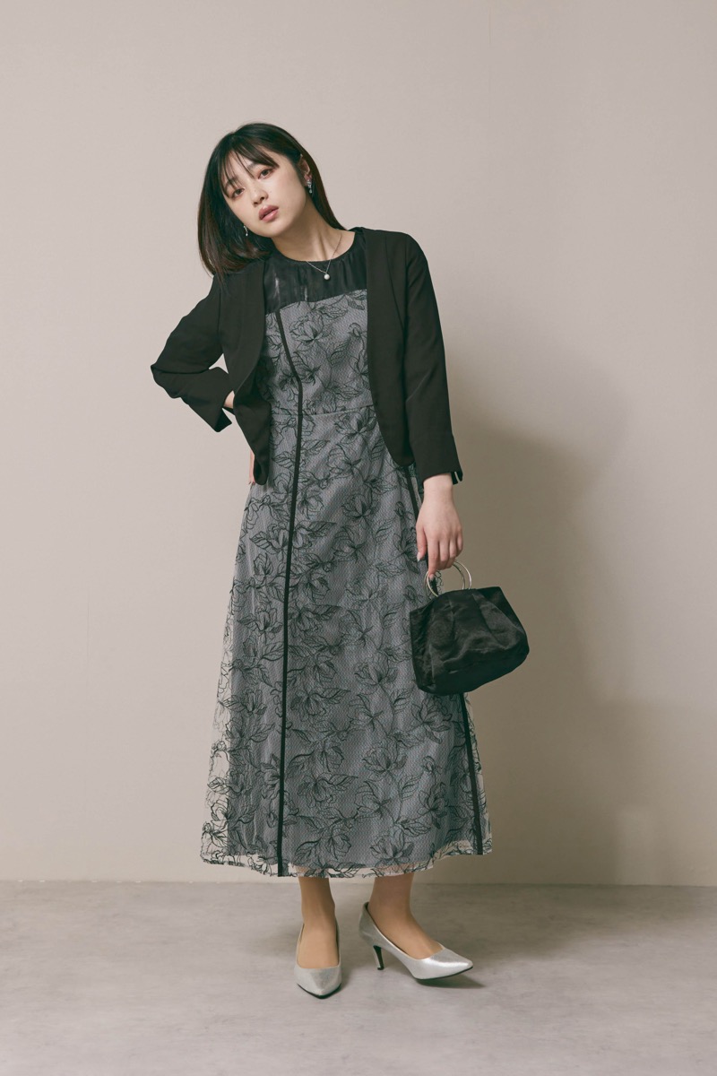 ブラックのパイピングレース切替ドレス