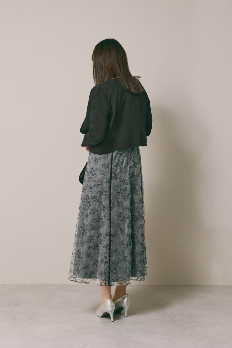 ブラックのパイピングレース切替ドレス