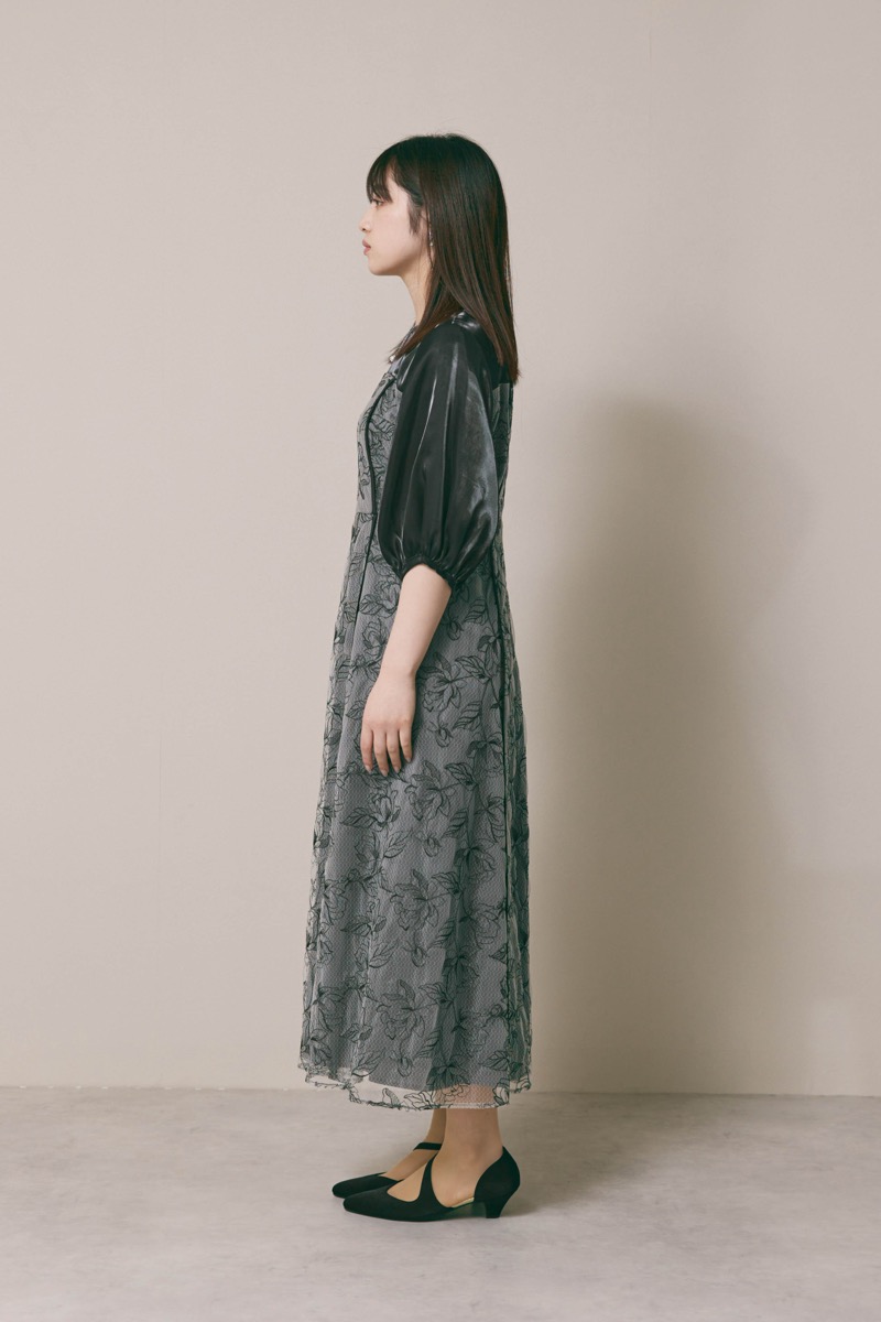 ブラックのパイピングレース切替ドレス