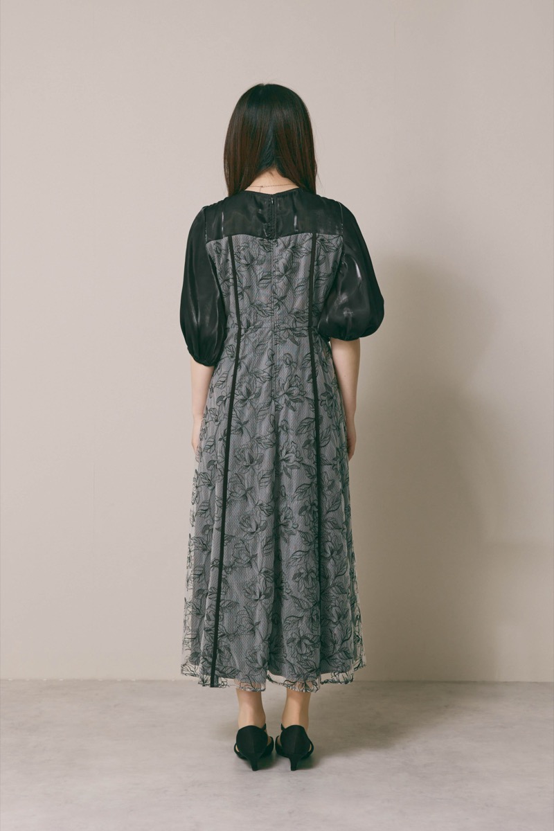 ブラックのパイピングレース切替ドレス