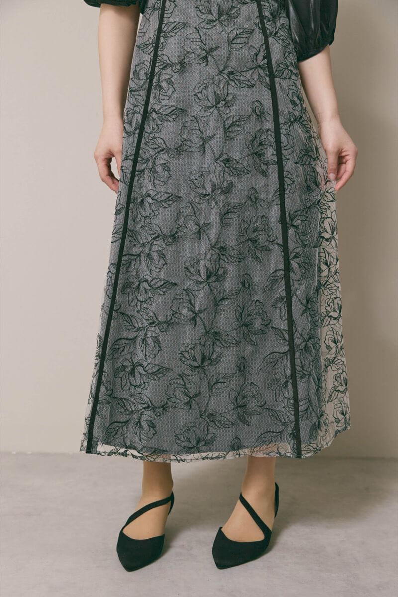 ブラックのパイピングレース切替ドレス