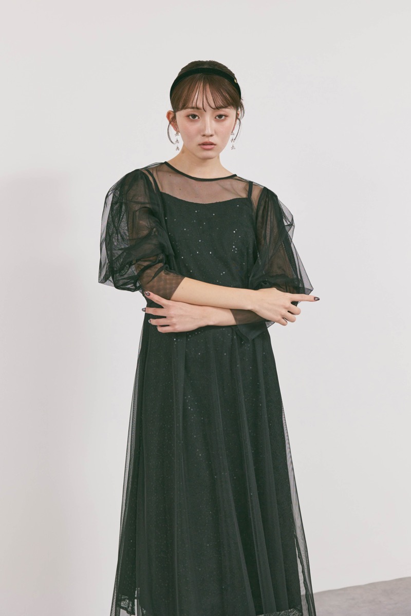 ブラックのシアーエプロンレースドレス