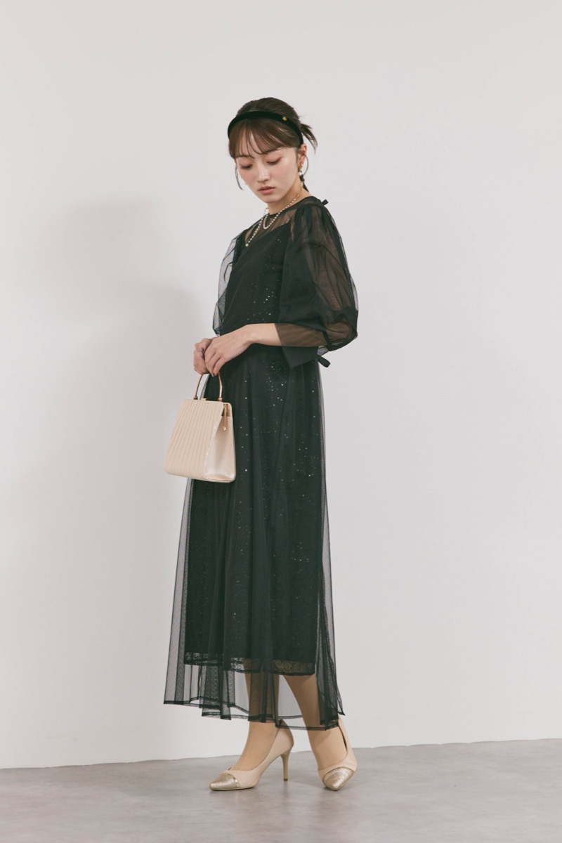 ブラックのシアーエプロンレースドレス
