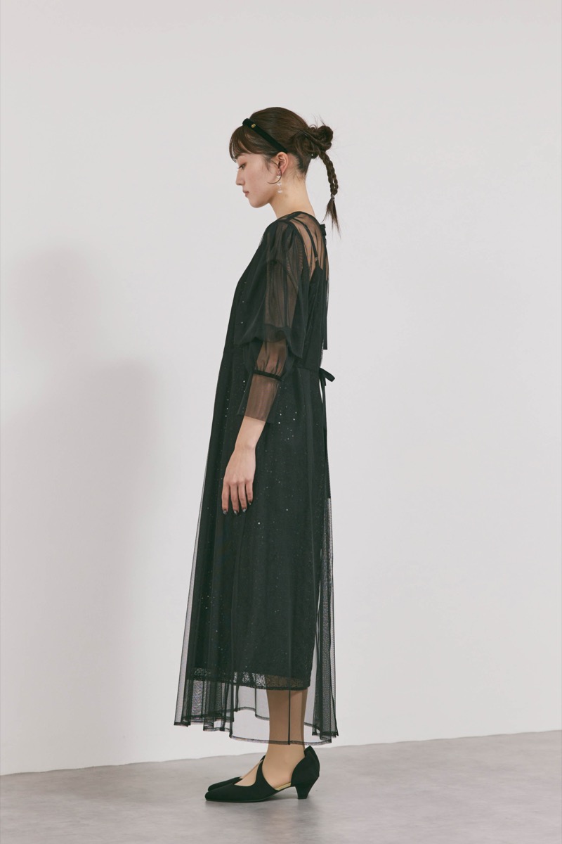 ブラックのシアーエプロンレースドレス