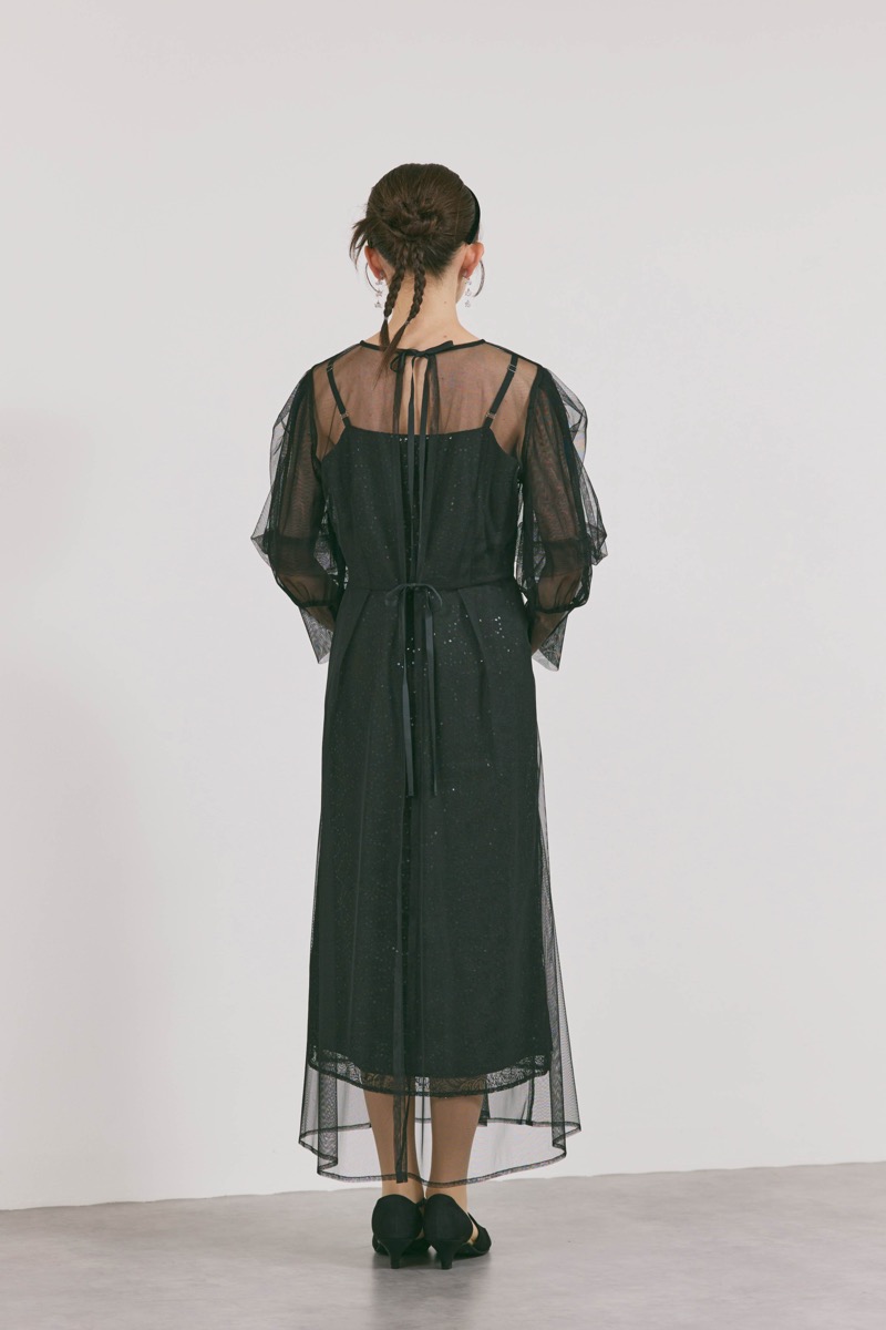 ブラックのシアーエプロンレースドレス